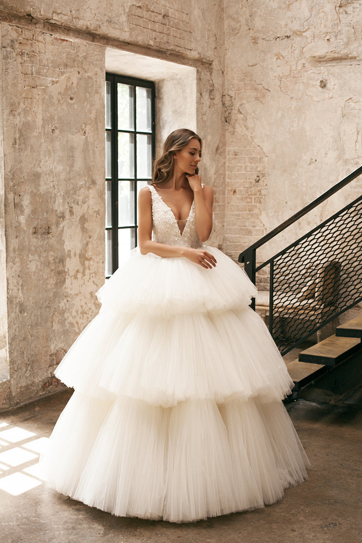 Olympia gown, 2018, couture, dress, bridal, off-white, lace, full silhouette, tulle, archive