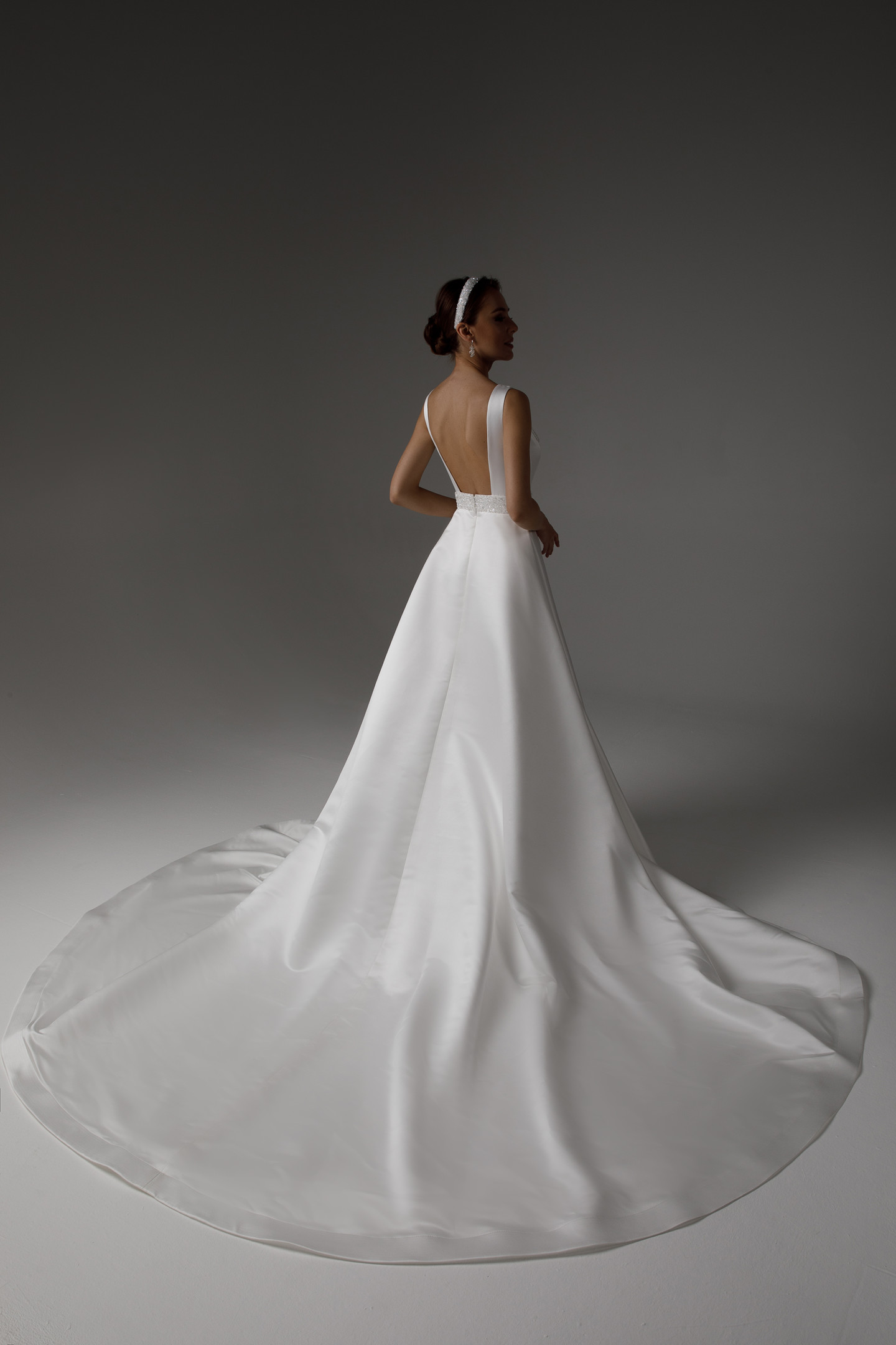 Платье Дагни, 2021, одежда, платье, свадебное, молочно-белый, атлас, Дагни, вышивка, А-силуэт, шлейф