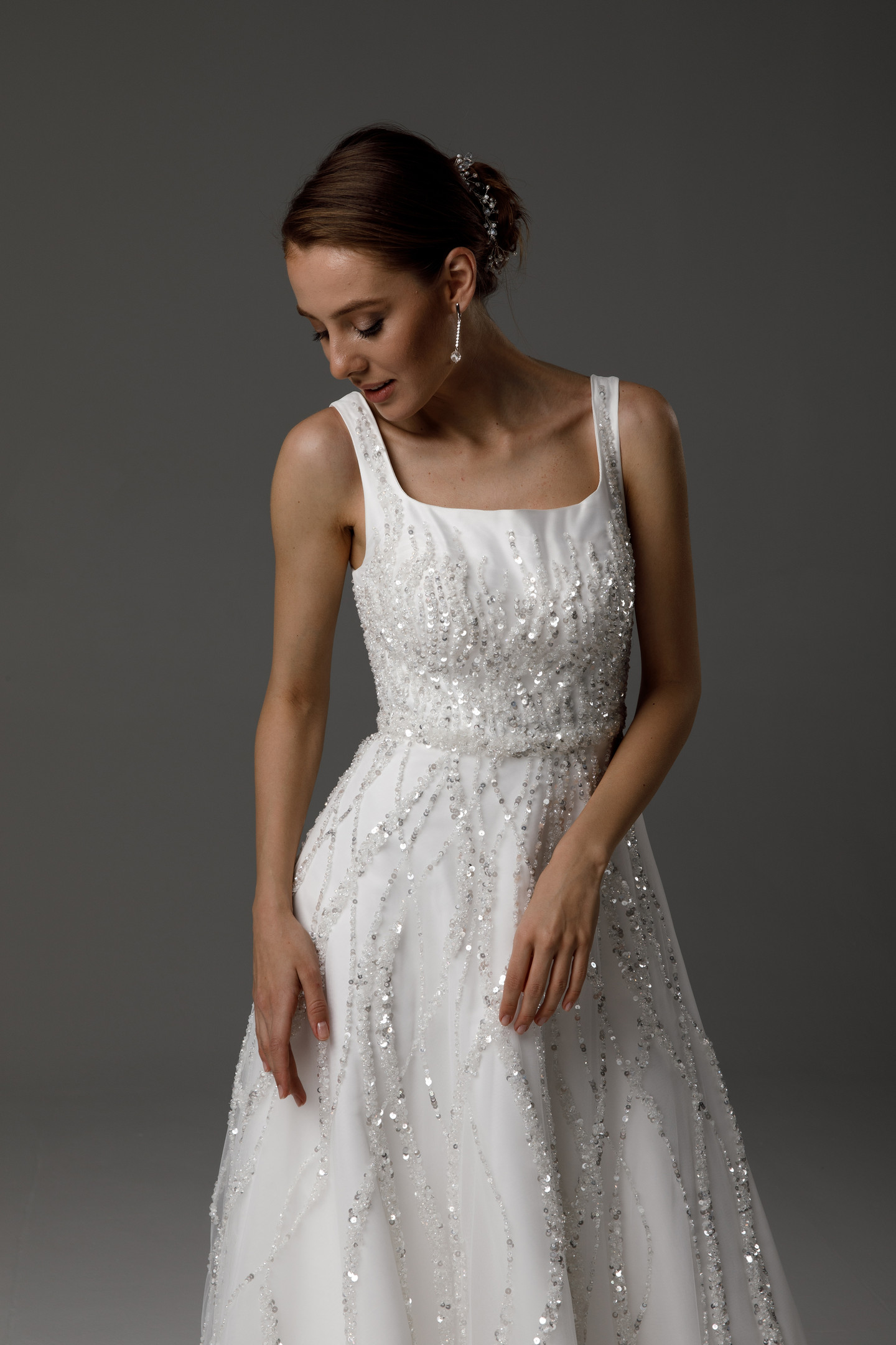 Платье Хильда, 2021, одежда, платье, свадебное, молочно-белый, атлас, вышивка, А-силуэт, шлейф