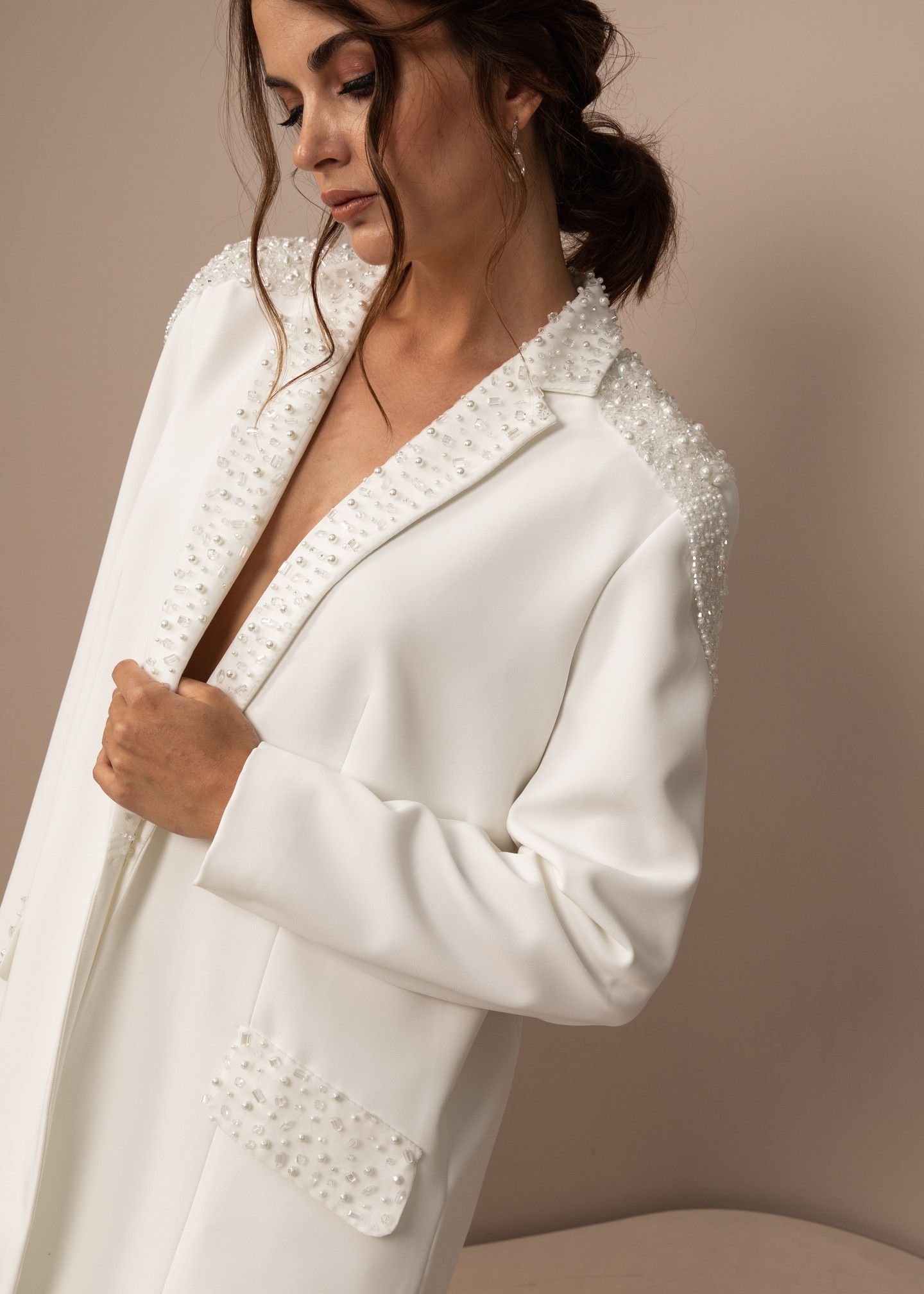 Жакет с вышивкой и эполетами, 2021, одежда, жакет, свадебное, молочно-белый, расшитый свадебный костюм №2, рукава, вышивка