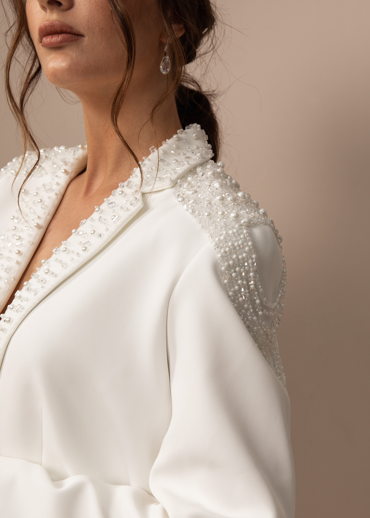 Жакет с вышивкой и эполетами, 2021, одежда, жакет, свадебное, молочно-белый, расшитый свадебный костюм №2, рукава, вышивка