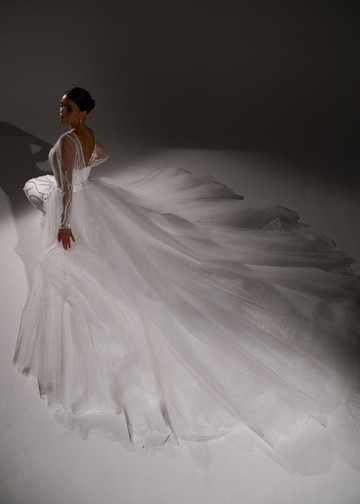 Detachable tulle skirt, 2021, couture, skirt, bridal, off-white, tulle, Ursula, train, Adriana, Alba